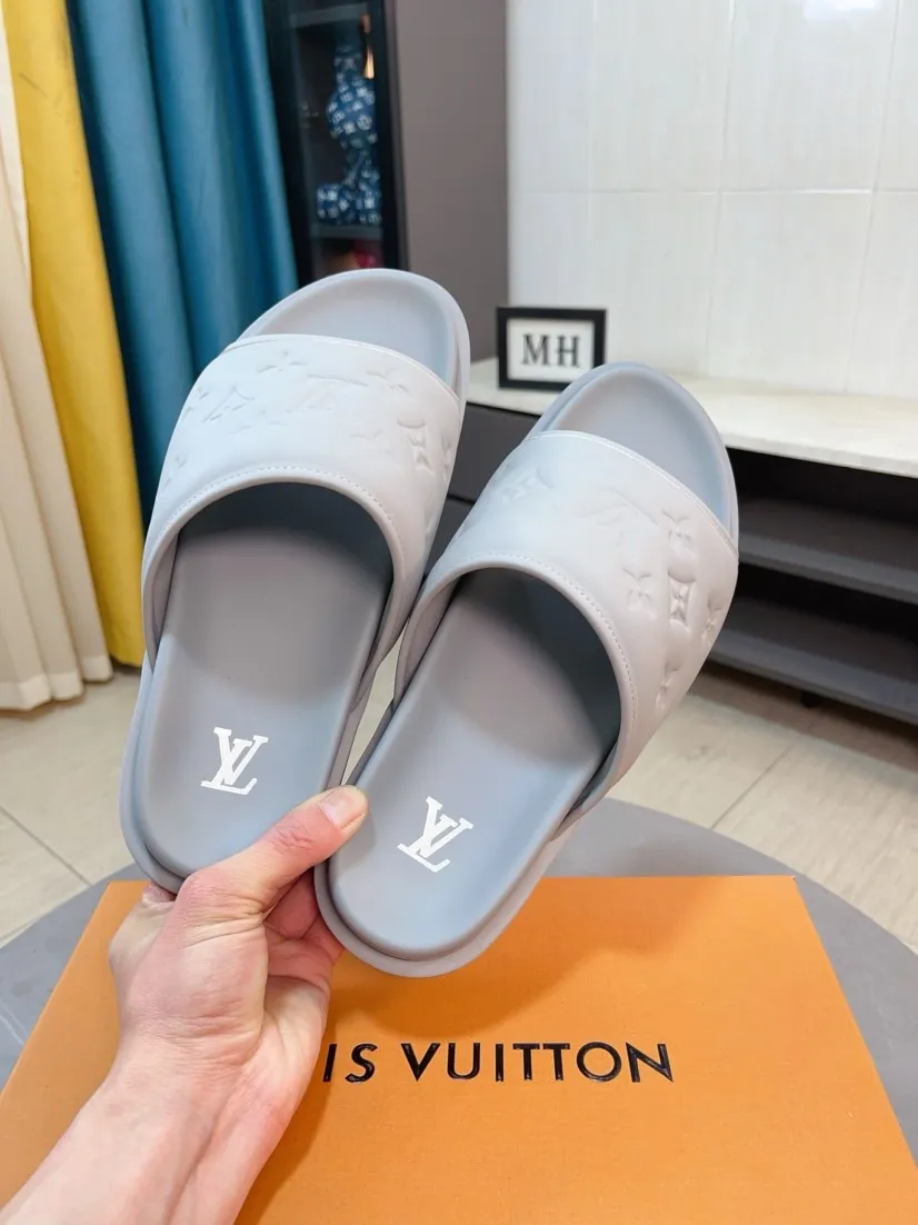 Men's shoes 💰360🌹🌹 (lv-Louis Vuitton) new men's sandals, high-end boutique, exquisite embossed logo decoration on the upper, fine workmanship, super soft soles, casual, loose and comfortable, a must-have in summer! \nsize：38-44